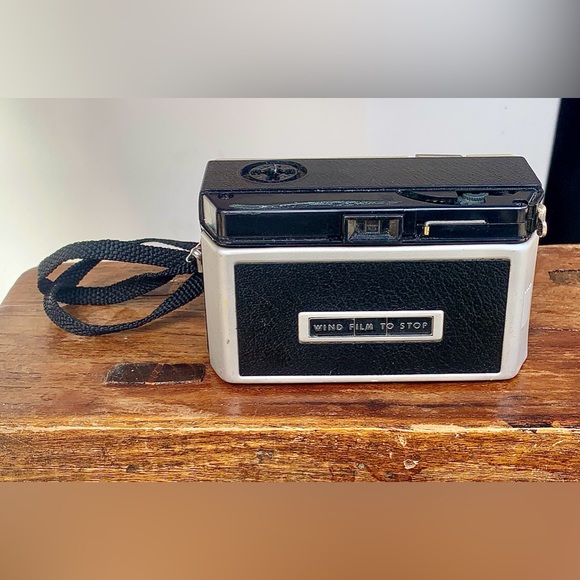 Vintage Kodak Instamatic 104 26mm Film Camera - Picture 7 of 16